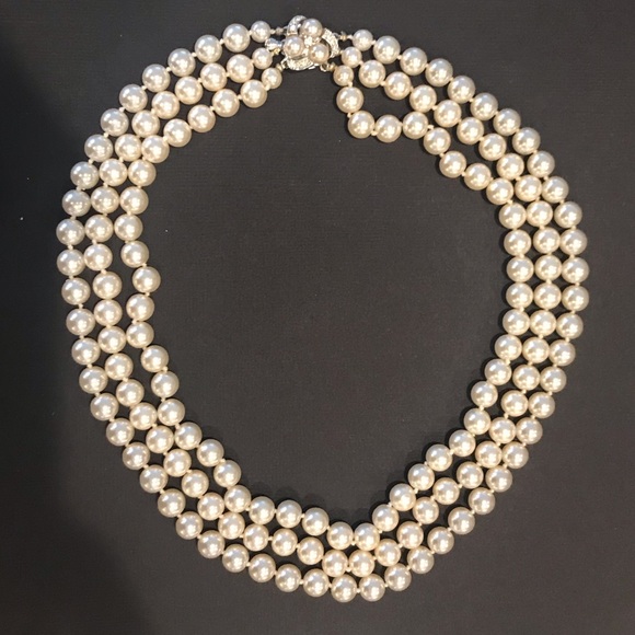 Premier Designs Jewelry - Premier Designs Faux Pearl Necklace (approx 17 in)
